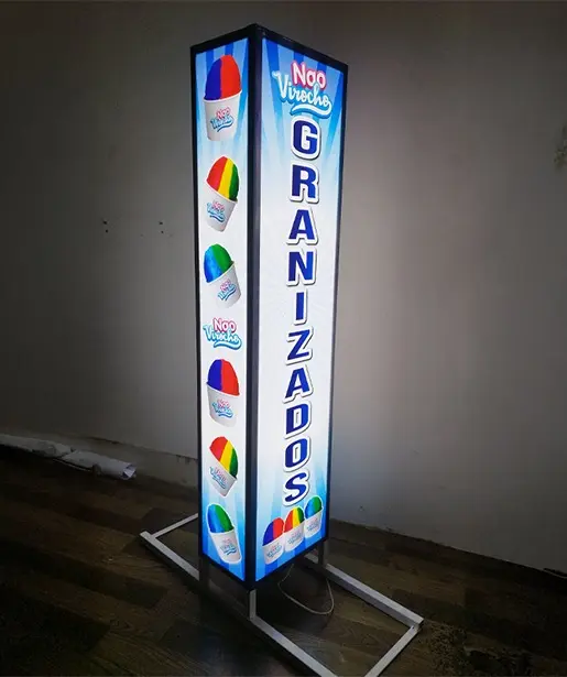 letrero corpóreo rompe trafico en ecuador