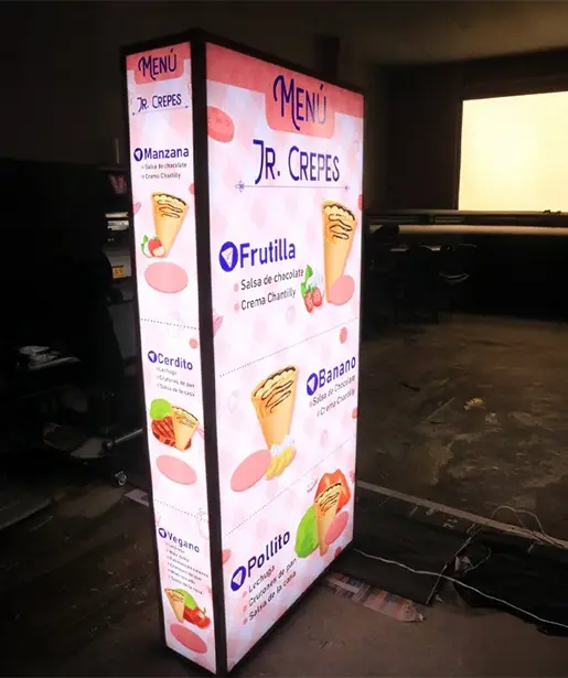 letrero corpóreo rompe trafico en Guayaquil