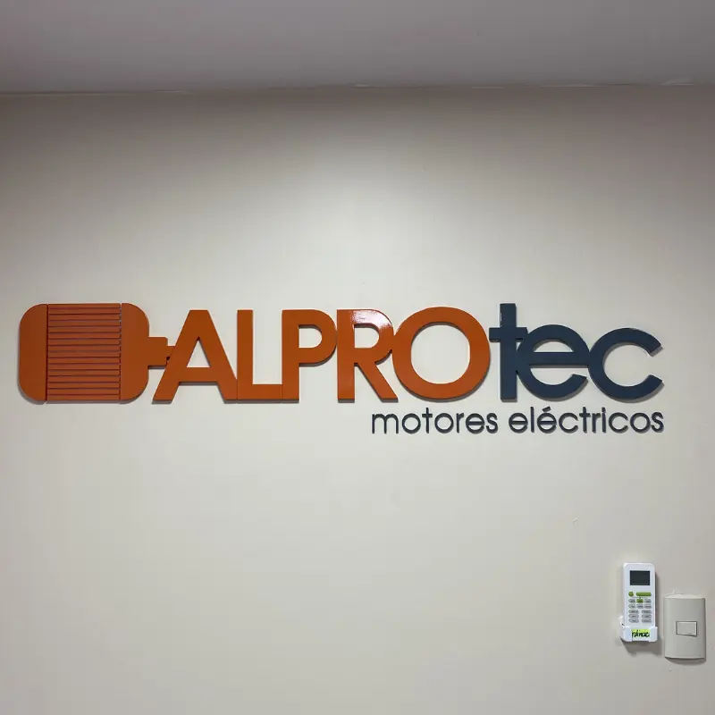 Letrero publicitario en MDF Guayaquil