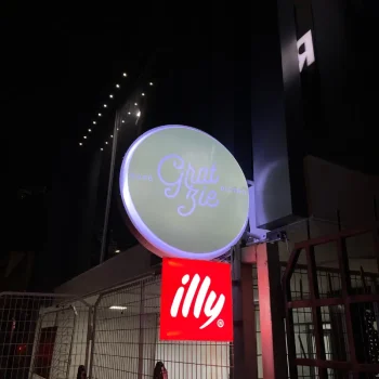 Letreros luminosos en ecuador